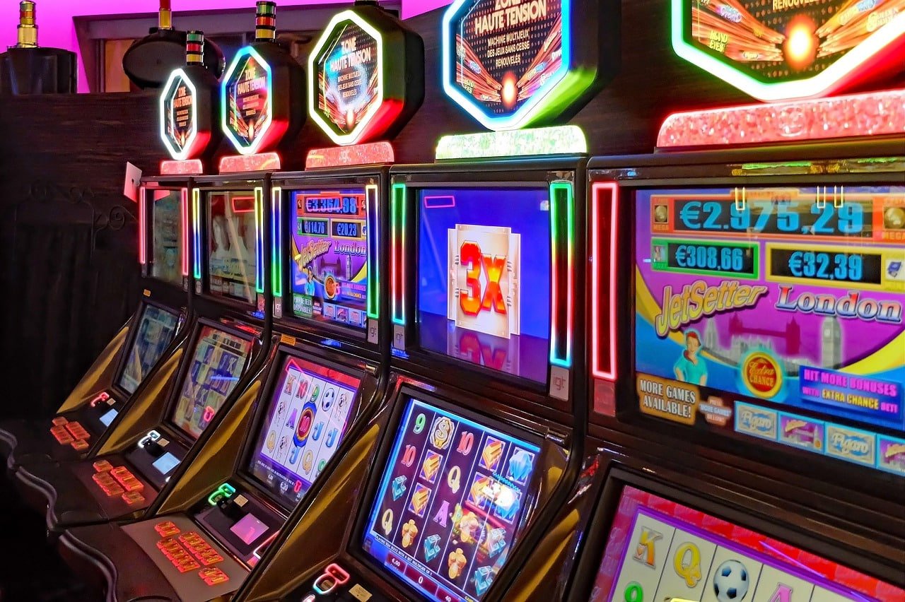 Antarmuka taruhan Live Sic Bo dengan pilihan lengkap dan tabel pembayaran Layar taruhan Live Sic Bo menampilkan pilihan taruhan besar/kecil, genap/ganjil, dan kombinasi dadu